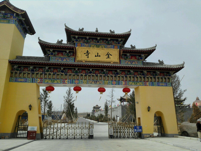 穿越大门前面是金山寺.           