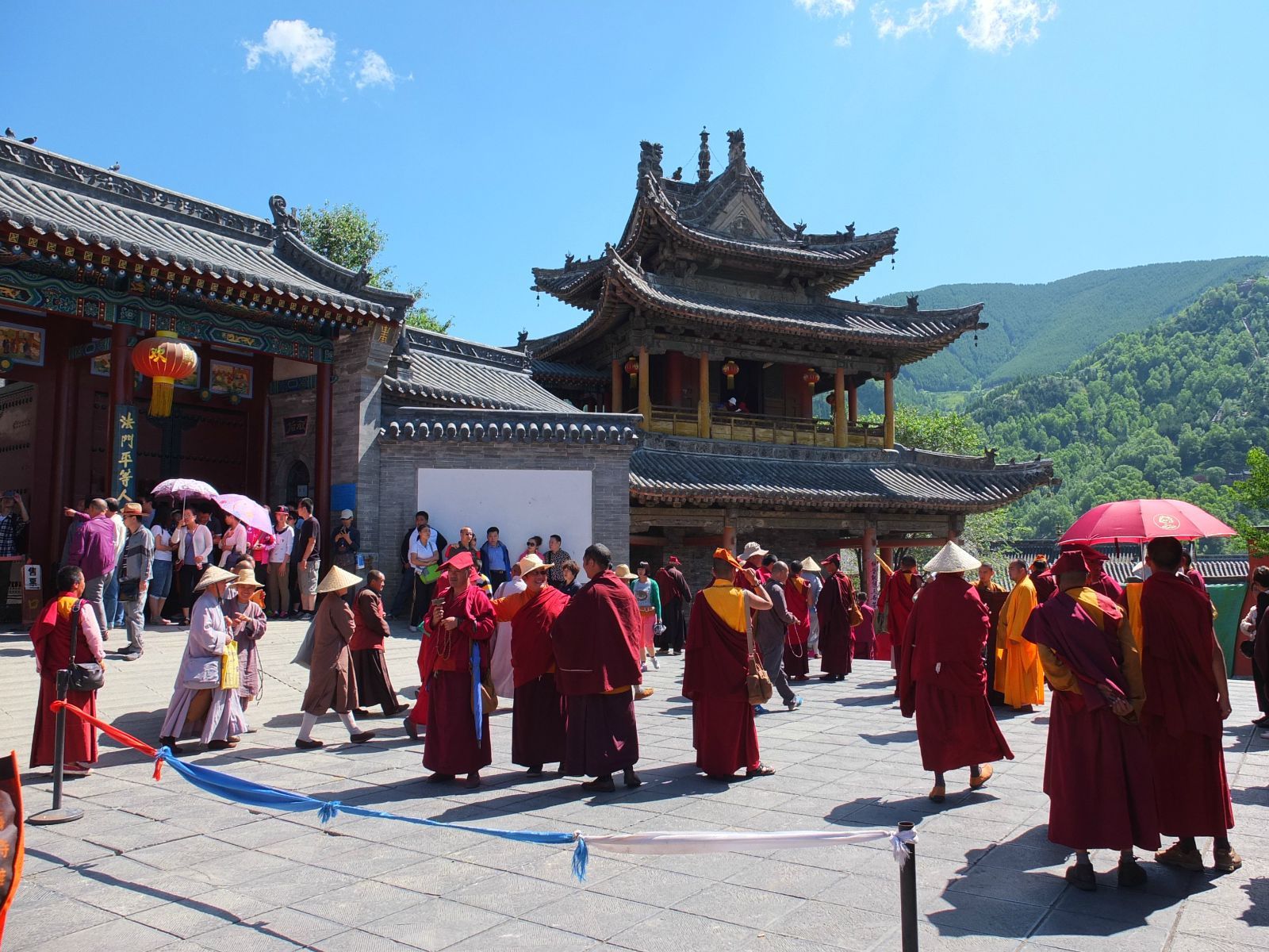 适逢五台山的重大法事活动,多在显通寺大雄宝殿举行,各寺都有僧人参加