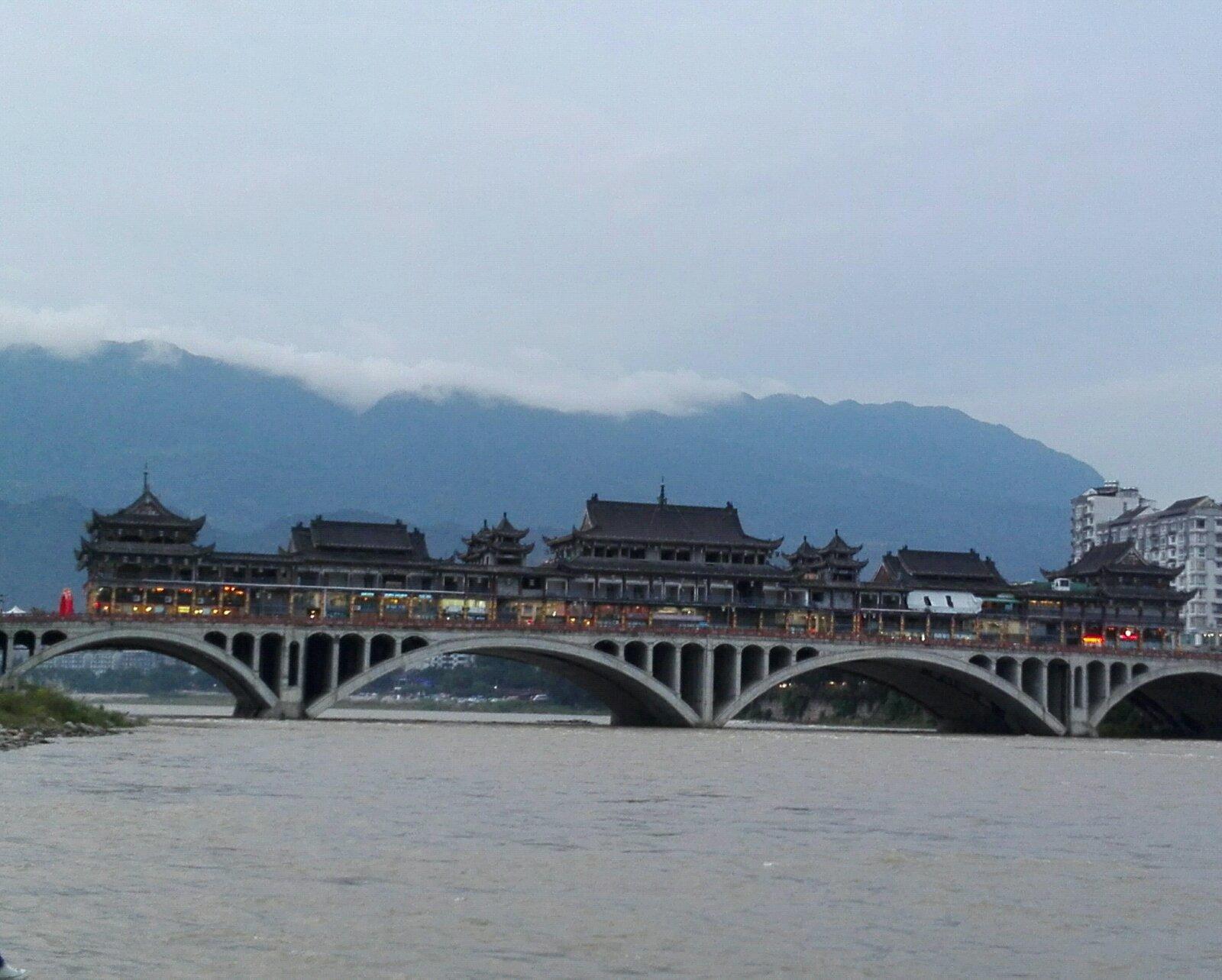 雅州廊桥,又名雅安廊桥,是国内最长最大的廊桥,雅安城有'雅雨''