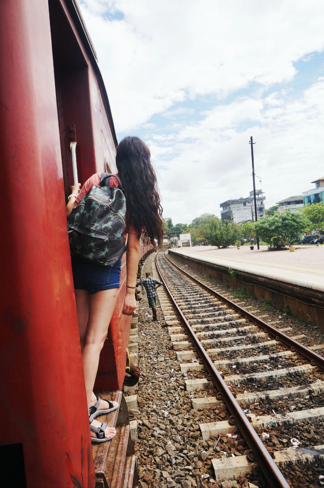 来酸一下:背影不说话,随我走天涯. 海上火车之旅