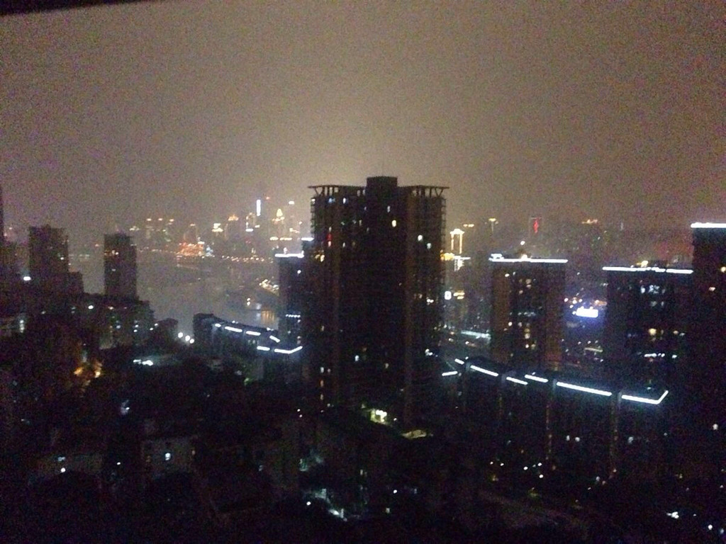 重庆是个特别潮湿的地方 第二天来下雨了 由于这两天没有睡好 满脸