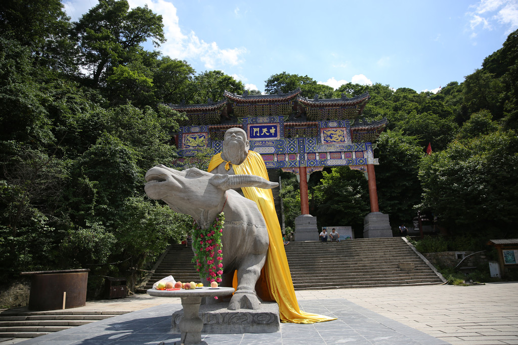 老君山,可以有三条路线:西线沿寨沟向上到达登天峡,但不能直达南天门