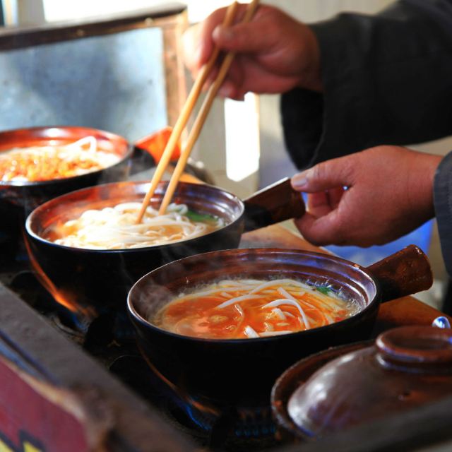 在丽江客运站旁边的小早餐店吃了砂锅米线和砂锅饵丝,云南的味道稍重