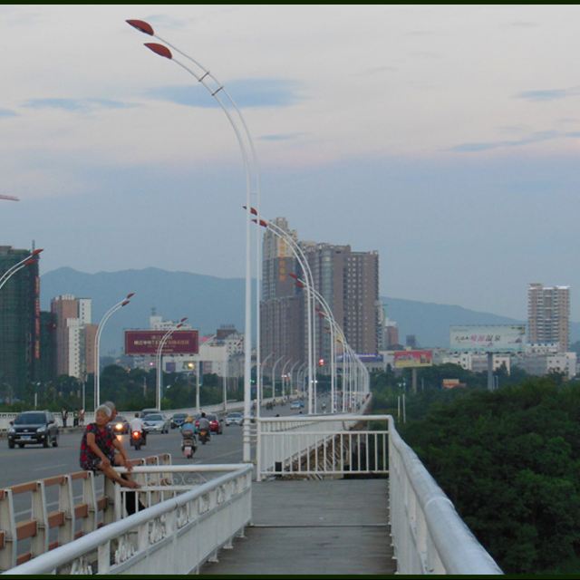 直去从吉安大桥过赣江就是市区中心,不远不近,要3公里这样,可坐公交到