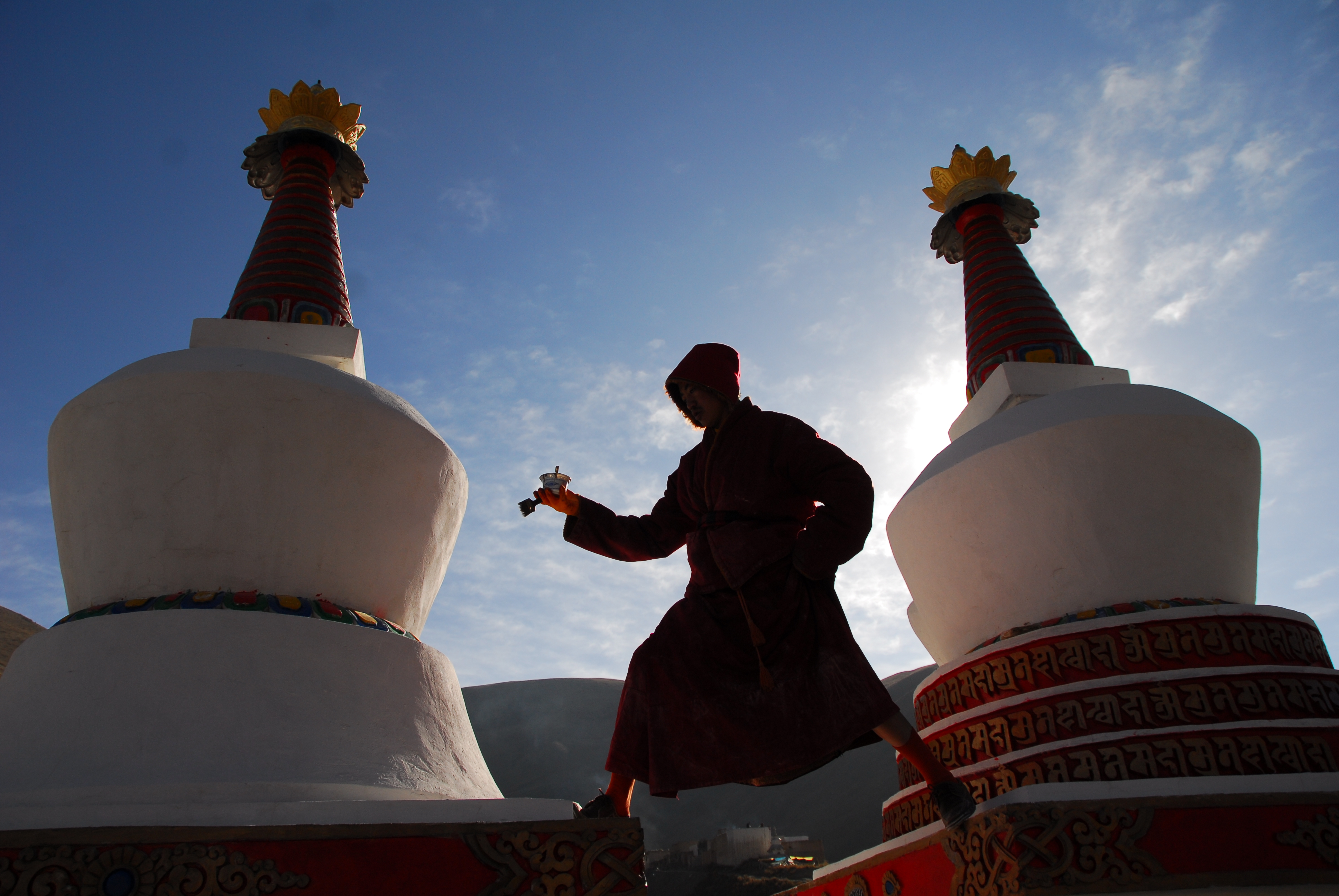 禅古寺的八座大佛塔还在建设当中,但是刚建好不久,就遇到了玉树大地震