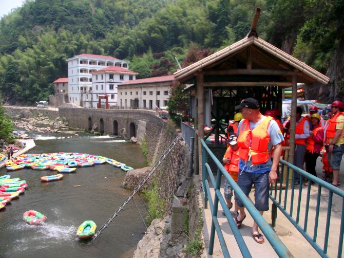 每年6月中下旬跟携程去余姚漂流和采杨梅 浙江余姚四窗岩漂流和梁弄采