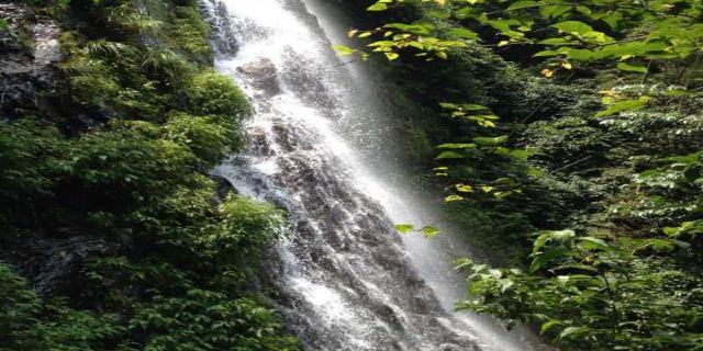 石柱峰东连 大围山 ,北邻幕阜山