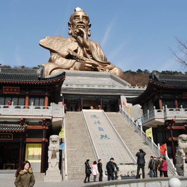 茅山景区里世界上最大的老子雕像.道法自然