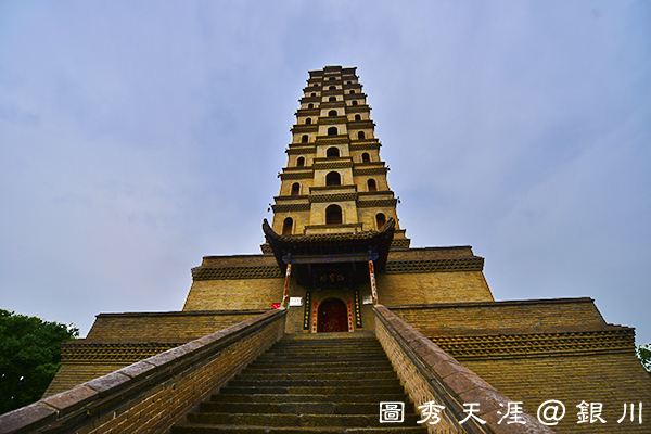 该塔名宝塔寺,亦称赫宝塔,位于银川北郊,俗称北塔,初建年代不详.