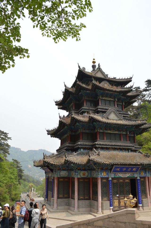 在东北有这样一句话"千山寺庙甲东北,吉林庙会胜千山,2014年四月末的