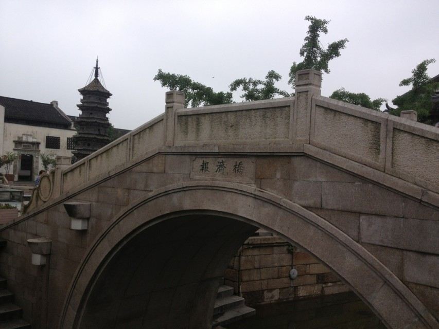 它坐落在南翔镇香花桥北境,是建于梁天监年间的南翔寺的仅存遗物〔在