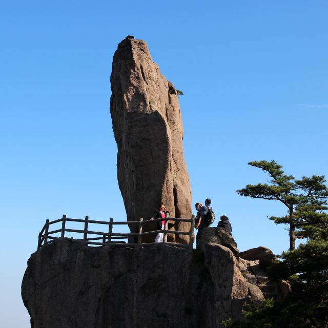 飞来石,经典版红楼梦中的就是这块石头,高12米,重约500吨.