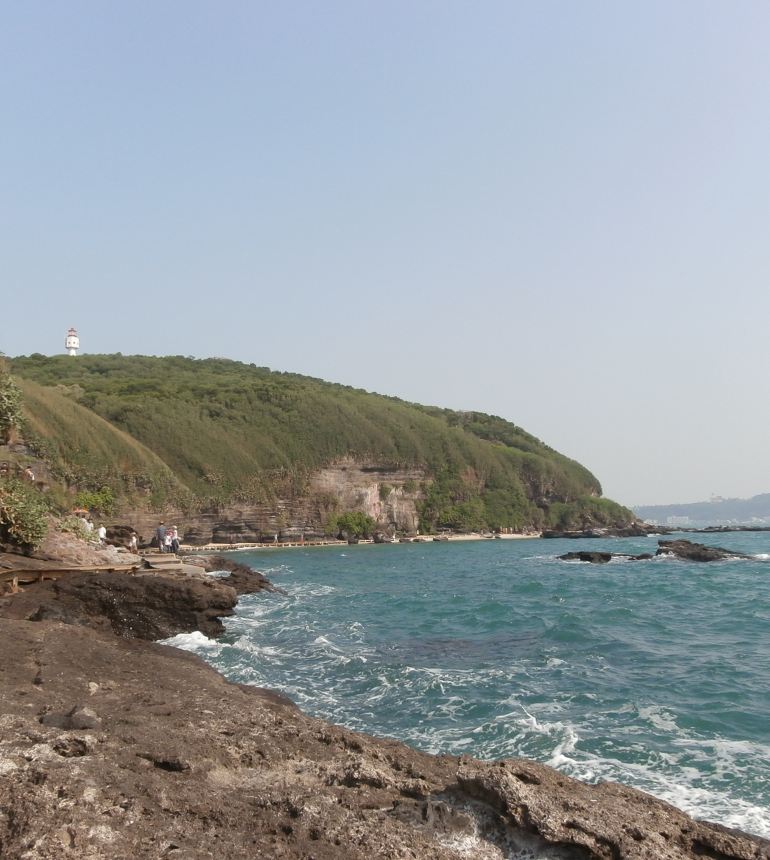 鳄鱼山景区又叫鳄鱼山公园,位于涠洲岛南湾西侧的鳄鱼岭,是整个涠洲岛火山地质景观的精华所在。在这里不仅可看到最完整的火山活动遗迹,还可与灯塔合影,或在长廊上眺望整个南湾,也可以在退潮后在海蚀坑中拾贝。 鳄鱼山景区内有:鳄鱼山灯塔、汤翁台、火山口遗址、龙宫探奇、藏龟洞、贼佬洞、百兽闹海、海蚀拱桥、月亮湾、珊瑚沉积岩、海枯石烂、月亮广场等景点。还有火山弹冲击坑、古树化石、水帘洞、海蚀柱、海蚀墩等地质奇观。游览整个景区约需3个多小时。 从检票口到景区步行大约要15分钟,也可以坐观光车代步,停在鳄鱼山灯塔处,从灯塔
