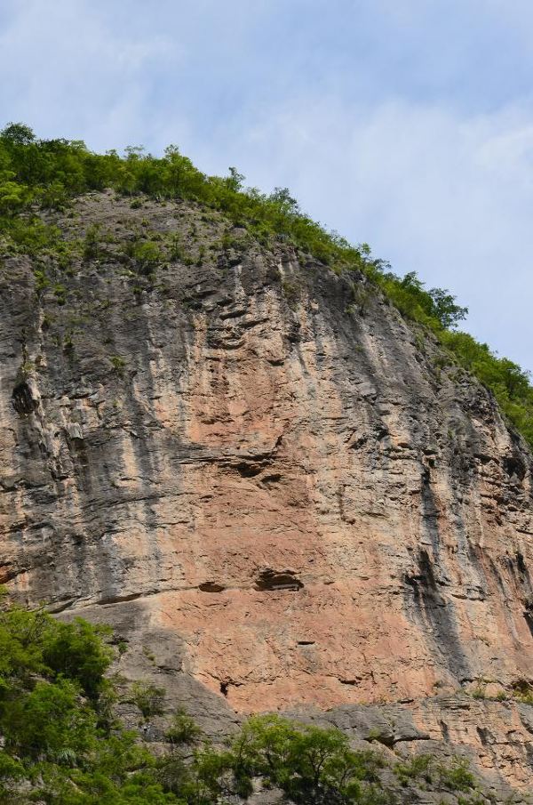 照片描述:巫山小三峡.悬棺,在右边那个大一点的洞里
