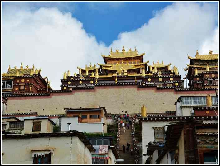 大寺坐北朝南,为五层藏式雕楼建筑,扎仓,吉康两座住殿高高矗立在中央