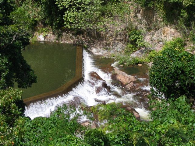 我爱万泉河",这首歌也是k歌时会点唱的老歌之一,其实五指山,万泉河