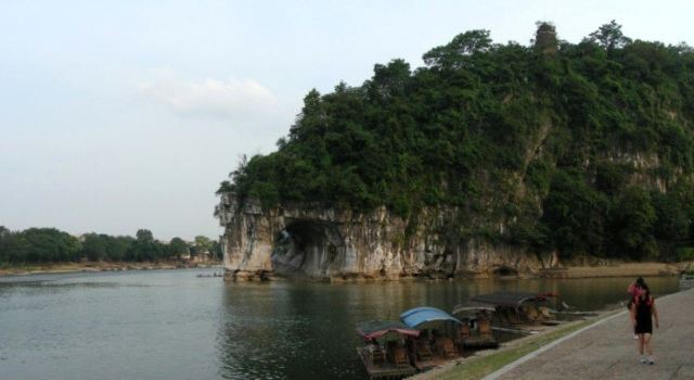 桂林山水甲天下,一路上尽是喀斯特地貌,美景已初露端倪.