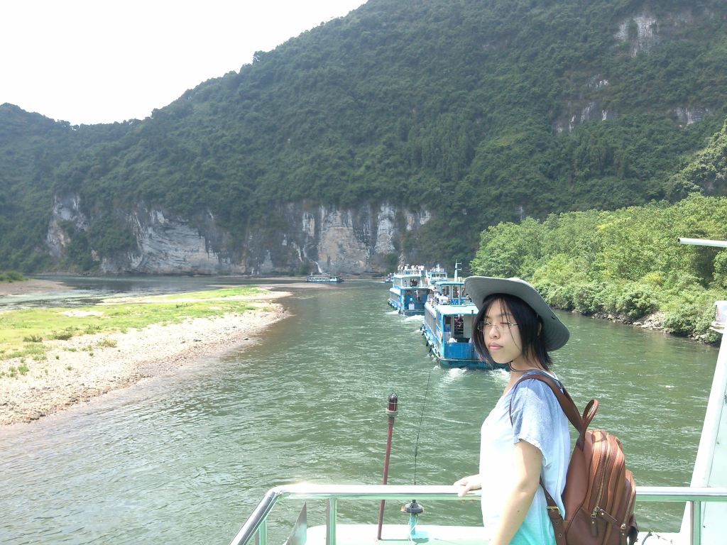 遇龙河: 遇龙河是漓江在阳朔境内最长的一条支流,人称小漓江,不是漓江胜似漓江。常听人说到桂林,不游漓江,是一种遗憾;到阳朔,不看遇龙河,更是可惜。这让我对遇龙河漂流十分期待。可是实际所见却差强人意。 差的不是风景,风景依然秀美无可挑剔,两岸山峦百态千姿,河畔翠竹叠嶂。差的是旅游过度的开发而人为造出的气氛,太多的旅行团扎堆在一处,江上搭起很多烤鱼摊严重破坏了景色,最不乐意的是船夫会把你划到一个拍照片的摊位,那是必经之路,虽然说拍不拍理应是自愿的事,但真到了实际情况后你会发现由不得你,因为你不拍的话会带来