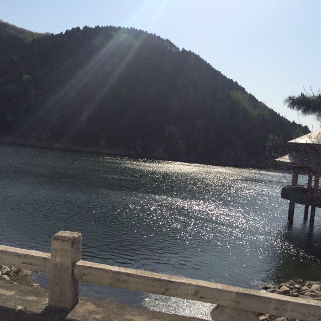 开出来不久的龙潭水库,看见有人准备下水游泳,没有想到.