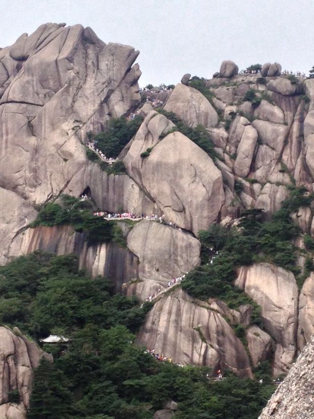 从百步云梯远看鳌鱼峰,鳌鱼洞
