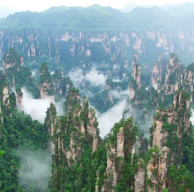 杨家界景区位于张家界西北部,北邻天子山,是武陵源风景名胜区继张家界