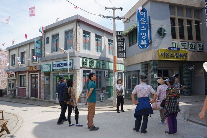 拍摄场街道,建筑等都按50,60,70,80年代分开,力求还原当时韩国的历史
