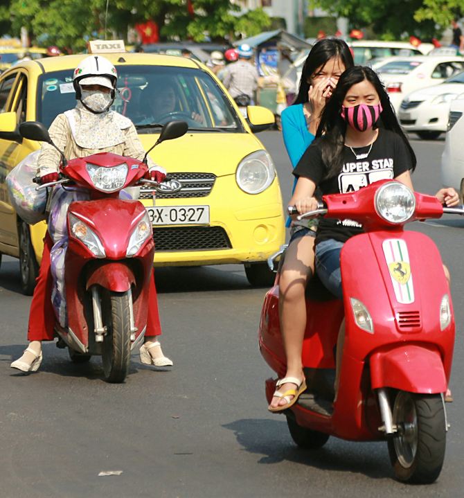 越南猎奇:怕晒的越南女性全副武装骑摩托车! -