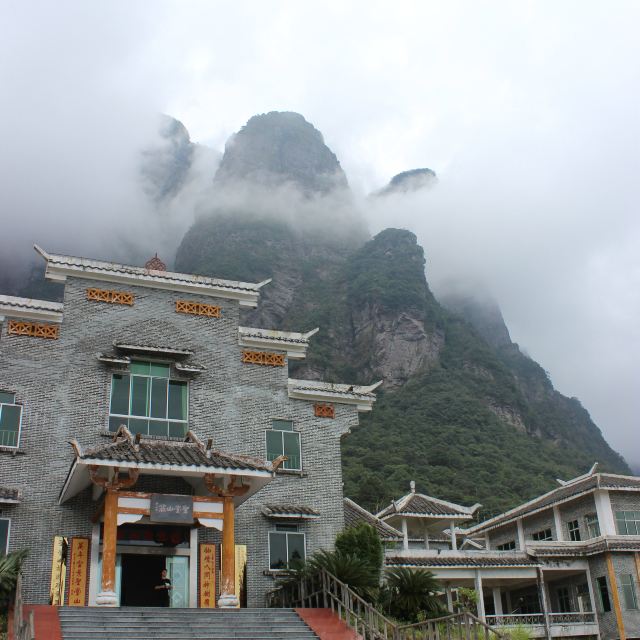 耳闻广西金秀的圣堂山,山峰巍峨林立,海拔均在1600米以上,主峰