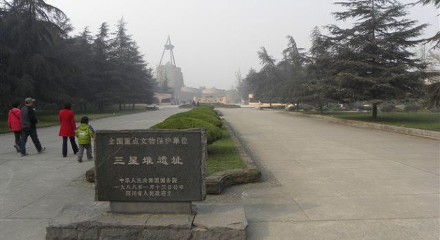 三星堆遗址位于成都北60公里的广汉市南兴镇三星村鸭子河畔,村中有图片