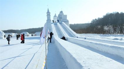 长春净月潭滑雪场是东北地区大型旅游滑雪场之一,被誉为"城市中的