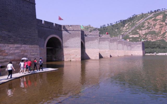 很早就知道九门口长城,但始终无缘远观近睹。 九门口长城位于绥中县李家乡新台子村境内,距山海关15公里。九门口长城横跨九江河,其标志性部分是有9个巨大门洞的过河城桥,九门口之名即源于此。 九门口长城的南端与从山海关方向逶迤而来的长城相接,其北段沿山脊一直延伸到九江河南岸。九门口长城由于是在辽西丘陵地带修建,其陡峭程度要大大低于北京的居庸关和慕田峪长城,攀爬起来要轻松得多。九门口长城的建筑风格与北京地区的长城无异,基本为青砖结构,但其水上部分考虑到耐久性和坚固性,可能完全采用了石料砌筑。这一点从尚存的一些基石