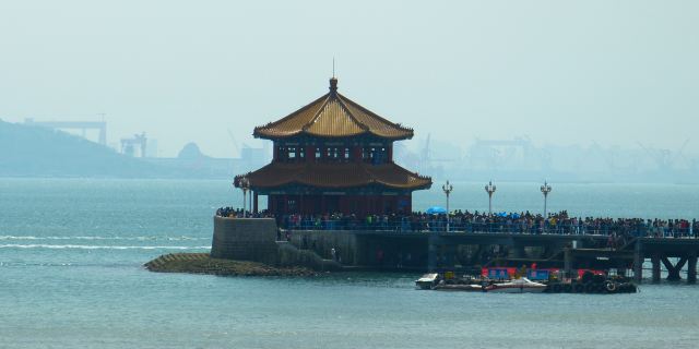 '栈桥是青岛市的象征.
