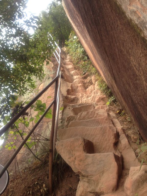 绕到后面,接下来就是75°—90°的云崖栈道,一直通到阳元山顶