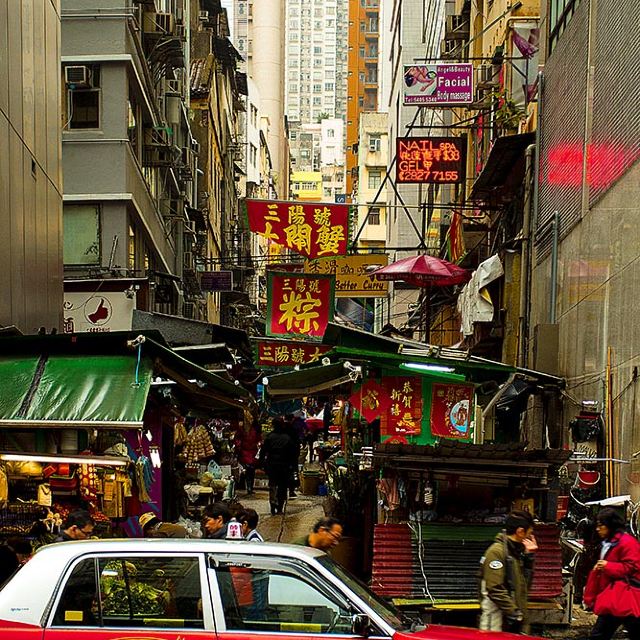 寸土寸金的地方高房价是自然的,香港街头经常可以看到那种孤零零的