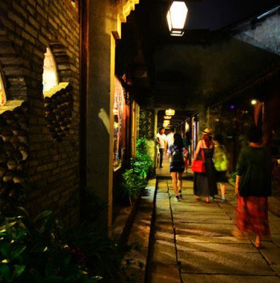 都说夜晚的西栅最美~ 穿过一个又一个的小巷子,安静的夜,昏暗的