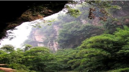 经初步评价测定,金鸡沟空气中每立方米负离子含量至少达200余万个,是