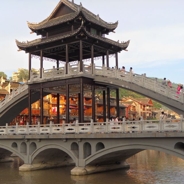 凤凰古城内的景点 夜景 卖湖南特产的商店