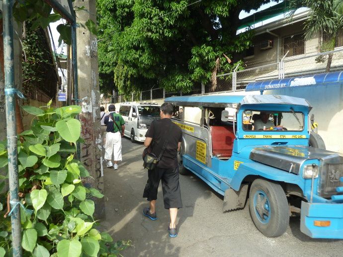 菲律宾公交其实是私人交通车, 叫吉普尼, 外边写好行驶线路目的地, 有