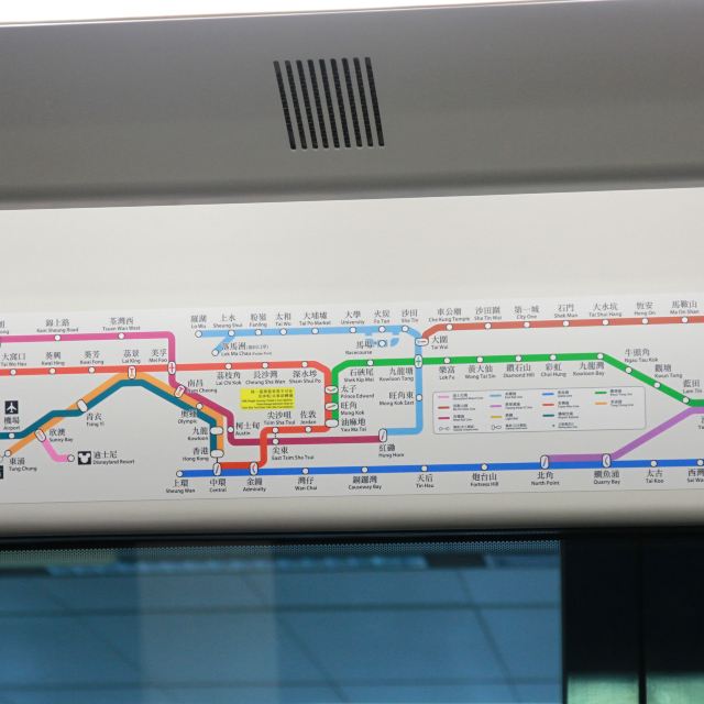机场快线里罗列了这么一张地铁图,其实香港地铁一点也不复杂,和上海差