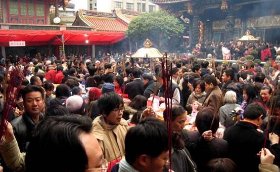抢头香寓意:在台湾民间信仰观念中,新春入庙参拜抢得头香,有"