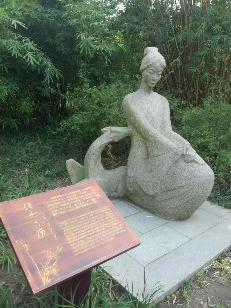 古漪园,是南翔古猗园的别名。位于上海市西北郊嘉定区南翔镇。占地10公顷。始建于明嘉靖年间(15221566年),原名猗园,取绿竹漪漪之意;后由嘉定竹刻家朱三松精心设计、以十亩之园的规模营造,又在立柱、椽子、长廊上刻着千姿百态竹景、显得生动典雅;清乾隆11年(1746年)扩建重葺,更名古猗园,因园内绿水涟漪,故又通俗写作:古漪园 携程门票酒店预订请参考:http://www.