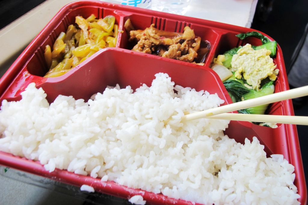 一路美景相伴,火车盒饭也没那么难以下咽了.