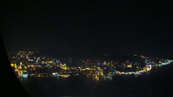 当飞机飞到厦门上空的时候,厦门港美丽的夜景让我兴奋雀跃不已,心情好
