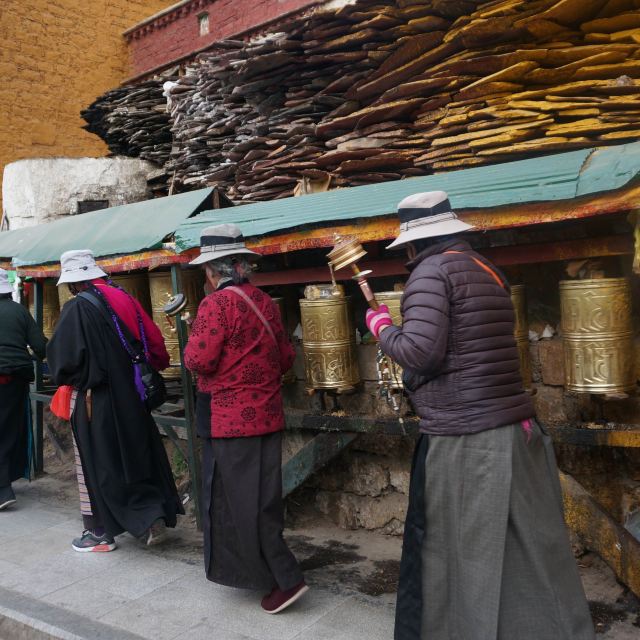 藏民去诵经手里拿着转经筒,虽然我不懂他们的世界,但很敬佩他们的专注