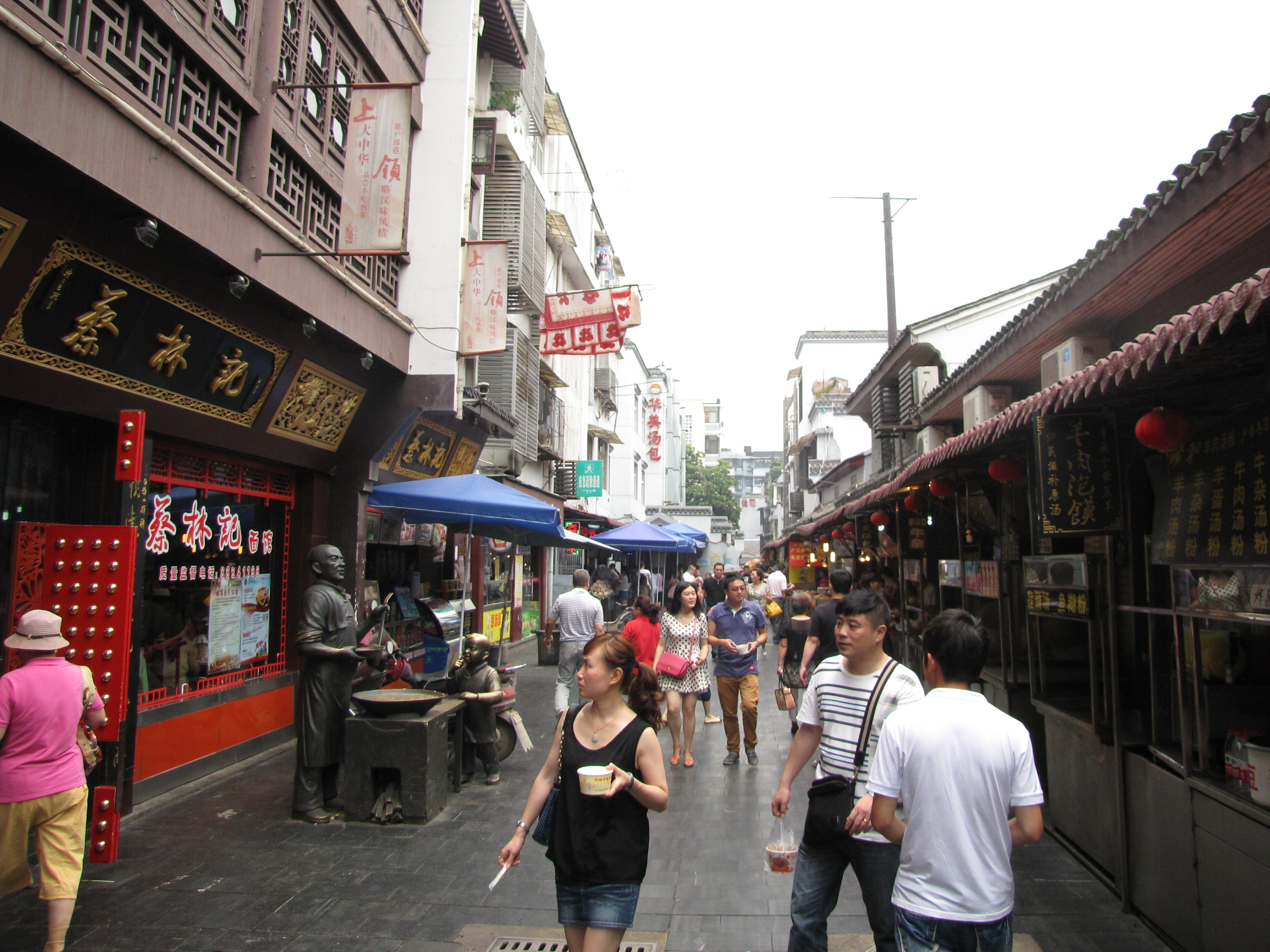以复杂的心境游逛在武汉户部巷小吃街上