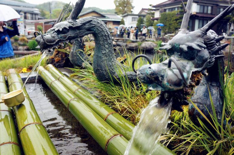 泡温泉 逛忍野八海 坐水陆巴士 【雨游富士山】