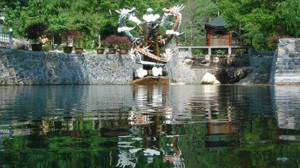 神龙川风景旅游度假区风情园位于门楼八卦小广场一侧,园内古木参天,名