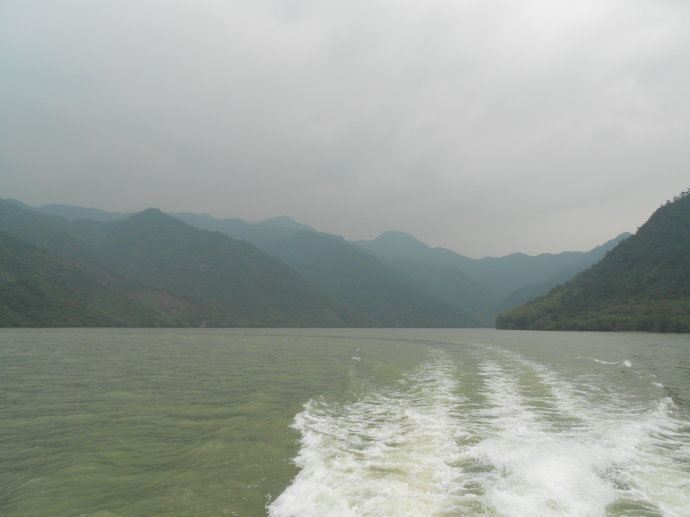 游记 富阳游记  这里的几膄游艇都很高级,配得上如画山水和票价.
