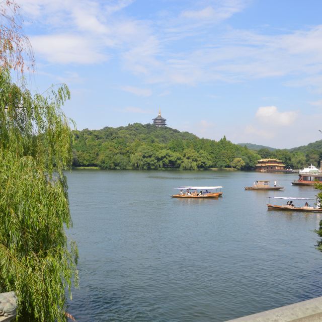 西湖,依旧如一个婉约的江南女子,带着一抹淡然的微笑伫立在杭州这座