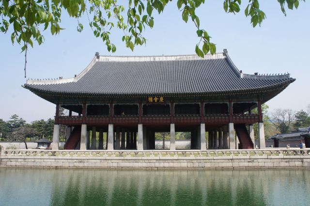 我们从南山谷韩屋村出来,再次打的来到北村韩屋村。北村与南山谷韩屋村不同的地方在于:这儿是韩屋聚集的住宅区,生活气息浓郁。正值周日早晨,北村似乎还没有从慵懒中苏醒过来,到此的客人也自觉保持着安静,在宁静的气氛中感受闲暇。就像韩剧中表现的一样,这儿的街道窄窄的,有着一定的坡度,不管是门头、院墙,都保留了韩屋的鲜明特征。沿坡而筑的屋檐连成一条龙脊,低矮的院墙用瓦片装饰出古朴的图案,拾阶而上,看见无数的韩屋屋顶重重叠叠。 北村的推广活动也做得很好,除了设立旅游咨询处,还有身穿红衣的志愿者守候在叉路口,为游客指路解